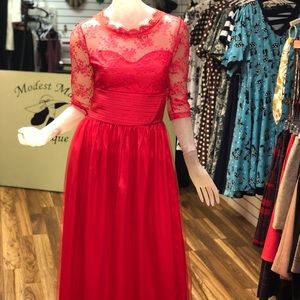 Sweetheart neckline Red lace dress